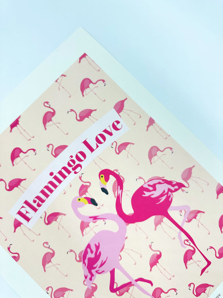 Zoom sur l'affiche Flamingo Love, cadeau amoureux, Dolcenola Studio, fabriquée en France