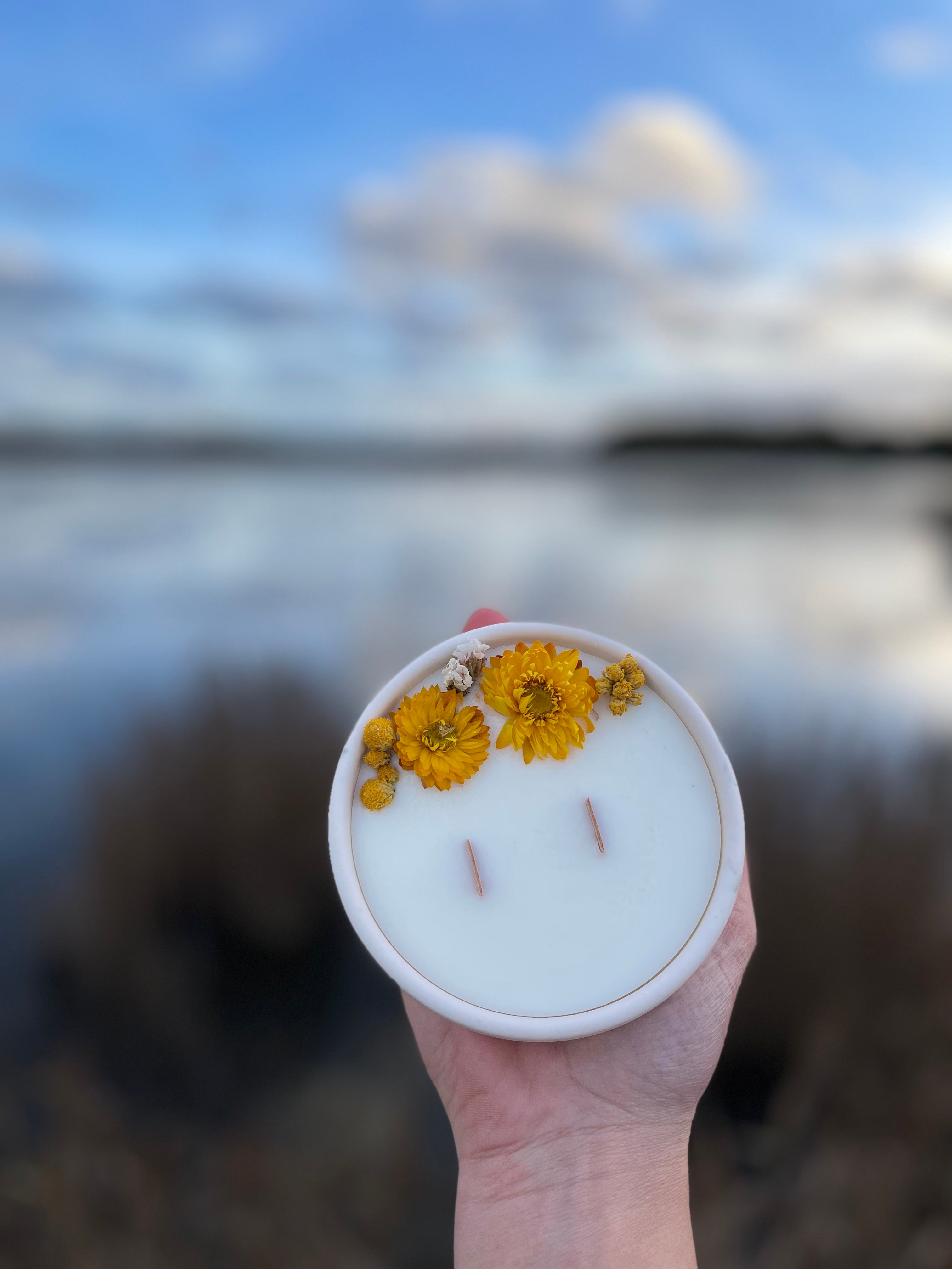 Petite bougie fleur séchée, pot fait main en terrazzo d'éclats de